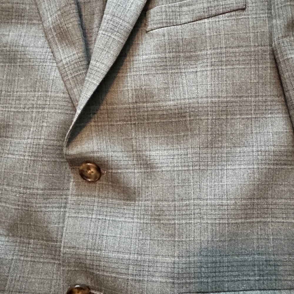 Ralph Lauren Boys Size 18R Gray Plaid Suit. Gently worn. Stylish & good quality